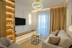 伊拉克里萨Villa Mediterrane Hotel的客厅配有白色沙发和电视