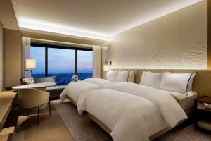 横滨横滨威斯汀酒店(The Westin Yokohama)的一间卧室设有两张床和大窗户