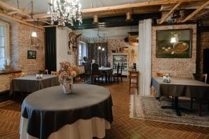 SieksātePiena muiža - Berghof Hotel & SPA的一间带2张桌子的餐厅和一间用餐室