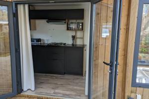 比斯卡罗斯Mobil-home Camping Mayotte 5*的通往小房子厨房的大门