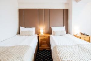 古拉哈莫卢洛伊德蒙特布科维纳俱乐部贝斯特韦斯特酒店的两张睡床彼此相邻,位于一个房间里