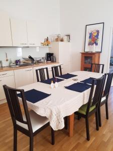 克拉根福be at home with Philip & Marie的餐桌、椅子和厨房