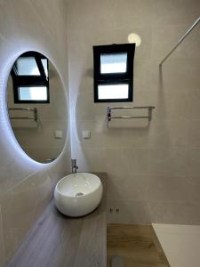 圣维森特The Passion Fruit House的浴室设有白色水槽和镜子