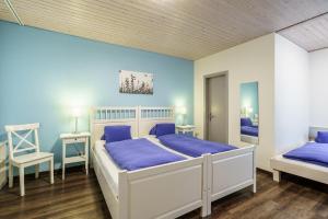 因特拉肯奥尔夫恩酒店的一间卧室设有两张带蓝色墙壁的床