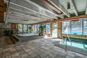 基斯通Edgewater 1436的一座带热水浴池的室内游泳池