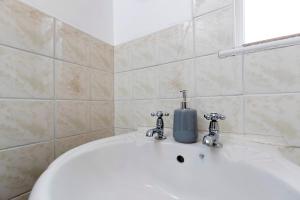 达灵顿Comfy & Homely Ideal for Families & Contractors的白色浴室水槽和肥皂分配器