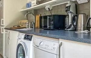 萨拉1 Bedroom Stunning Home In Sala的厨房配有洗衣机和柜台。