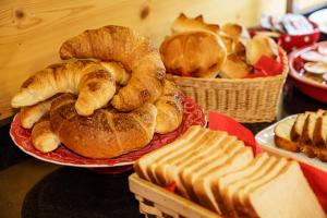 因特拉肯奥尔夫恩酒店的餐桌上摆放着糕点盘和面包篮子