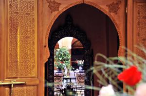 马拉喀什本萨义德摩洛哥传统住宅的华丽的门道,通往带桌子的用餐室