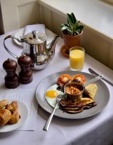 惠特比Raithwaite Sandsend的包括一盘鸡蛋和烤面包的早餐桌