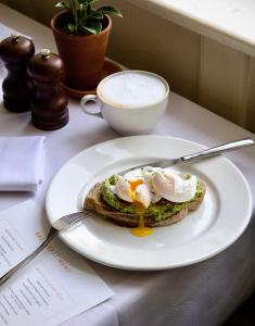 惠特比Raithwaite Sandsend的烤面包片上放鸡蛋,加一杯咖啡