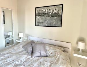 萨维利亚诺Casa Al convento的卧室配有一张挂在墙上的床铺