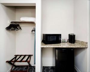 舒格兰Best Western Sugar Land - Richmond的客房设有带微波炉和柜台的小厨房。