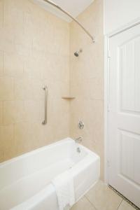 舒格兰Best Western Sugar Land - Richmond的带淋浴的浴室配有白色浴缸。
