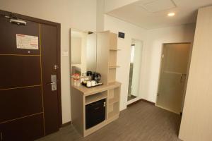 帕朗卡拉亚Best Western Batang Garing的客房设有带柜台和镜子的浴室