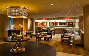 阿林顿克里斯特尔城里根国家机场凯悦酒店的一间带桌椅的餐厅和一间酒吧