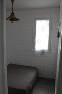 圣让-德吕兹Sagardi Zolan的小房间设有床和窗户