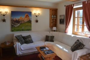 科尔蒂纳丹佩佐Villa Ronco - Stayincortina的客厅配有白色的沙发和桌子