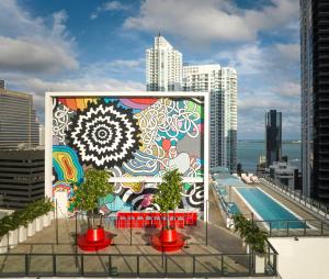迈阿密citizenM Miami Brickell的一座带游泳池的建筑的侧面壁画