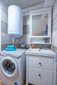 斯塔拉巴斯卡Holiday House Nova的一间带洗衣机和水槽的浴室