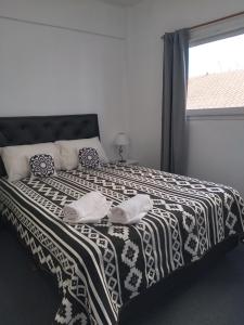 圣费尔南多Dpto CERCANIA的卧室配有一张黑白床和窗户