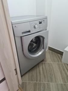 巴蒂New Аpartment Balti的客房内的洗衣机和烘干机