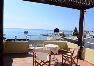 帕琉乔拉Annas Sea & City的一个带桌椅的海景阳台