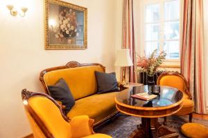 巴特奥塞Podenhaus的客厅配有黄色的沙发和桌子