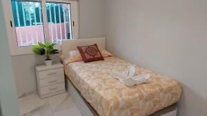 圣埃斯特万-德萨斯罗维拉斯Relax House Barcelone的一间卧室,配有一张带鲜花的床