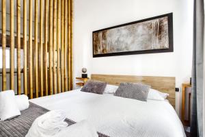 米兰C Studio - Design Bilo Suite -M3- 8 min dal Duomo的卧室配有白色的床和墙上的电视。