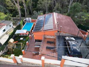 圣埃斯特万-德萨斯罗维拉斯Relax House Barcelone的享有房子的空中景色,上面设有太阳能电池板