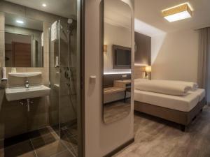 塔亚河畔魏德霍芬Motel Waidhofen an der Thaya的浴室配有卫生间、盥洗盆和淋浴。