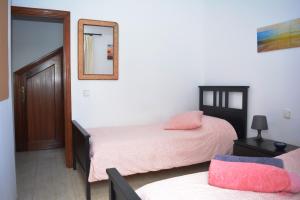 圣巴尔托洛梅Habitacion doble con baño entrada privada para huéspedes的一间卧室配有一张床、镜子和镜子