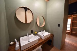 桐生市Dive INN Kiryu的浴室设有2个水槽和2个镜子