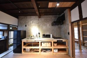 桐生市Dive INN Kiryu的厨房配有带水槽的柜台和冰箱。