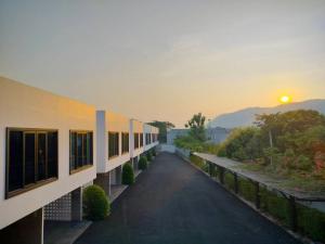 北碧Cicada Hotel Kanchanaburi的享有建筑美景,享有日落美景