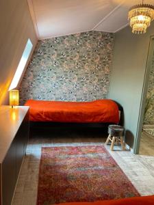 鹿特丹Unieke woonark met privétuin en free parking.的一间卧室配有一张红色的墙壁床