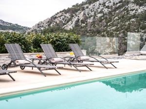赫瓦尔Elegant Hvar town villa with pool的一组躺椅,位于游泳池旁