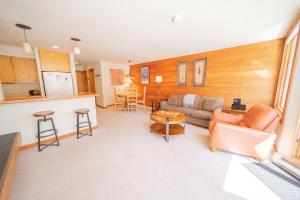 基斯通Lakeside 1495的带沙发的客厅和厨房