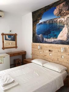 凯法洛斯安东尼酒店的一间卧室配有一张壁画床