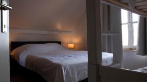 维斯桃特维瑟莫伦霍夫农家乐的卧室配有白色的床和窗户。