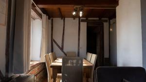 维斯桃特维瑟莫伦霍夫农家乐的一间带木桌和椅子的用餐室