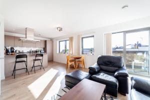 伦敦Contemporary Top floor flat in Kentish Town的客厅配有沙发和桌子