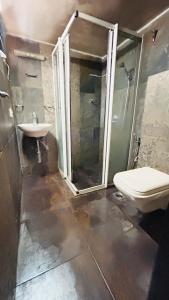 巴加Muffys Holiday Apartment的带淋浴、卫生间和盥洗盆的浴室