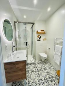 比斯卡罗斯La Caravelle Logis的带淋浴、盥洗盆和卫生间的浴室