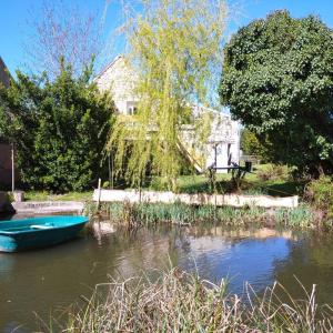 Gîte les pieds dans l'eau的船屋附近的水中一艘蓝色的船