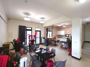 Hsing-wen別野城北的一间带桌椅的客厅和一间厨房