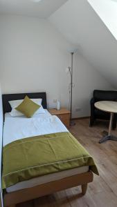BreitenbrunnGasthof zum Lehnerwirt的一间卧室配有一张带绿毯的床