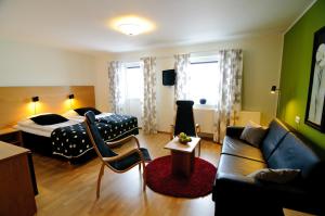 阿尔耶普卢格胡纳万酒店的客厅配有床和沙发