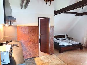Tursko格林俱乐部乡村民宿的卧室配有床和门
